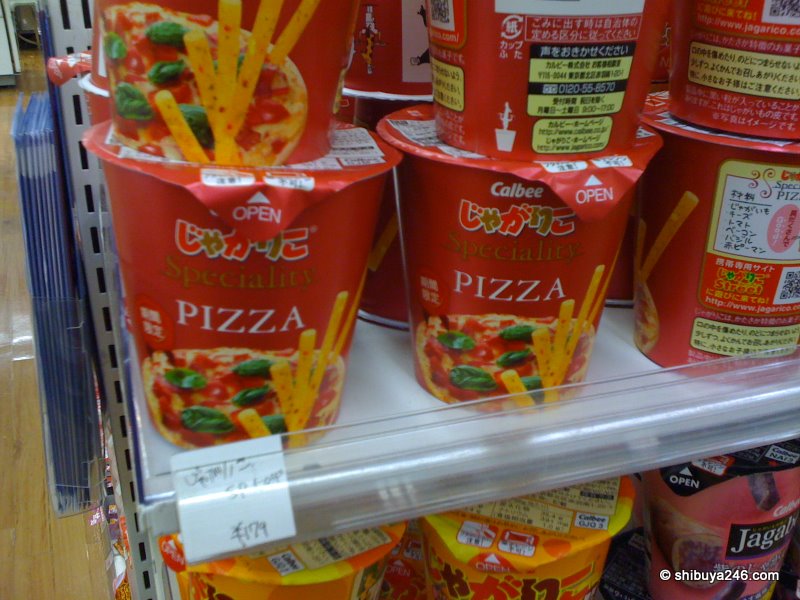 Calbee are bringing out more new flavors in their Jagariko range. Here is a glimpse of some pizza flavored ones. Could be good.