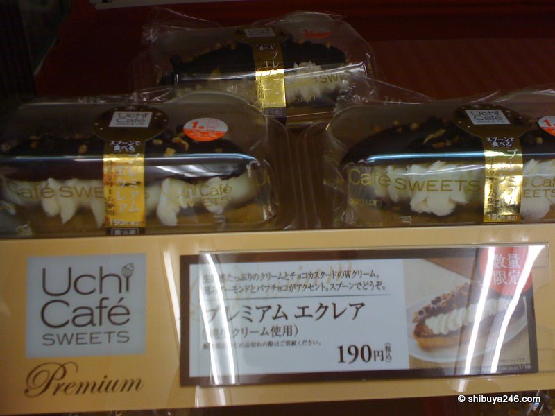 Lawson have launched their line of premium sweets under the name Uchi Cafe Sweets. This premium eclair looks particularly tempting. The photo doesn't really do it justice. It looks a lot better in real life.