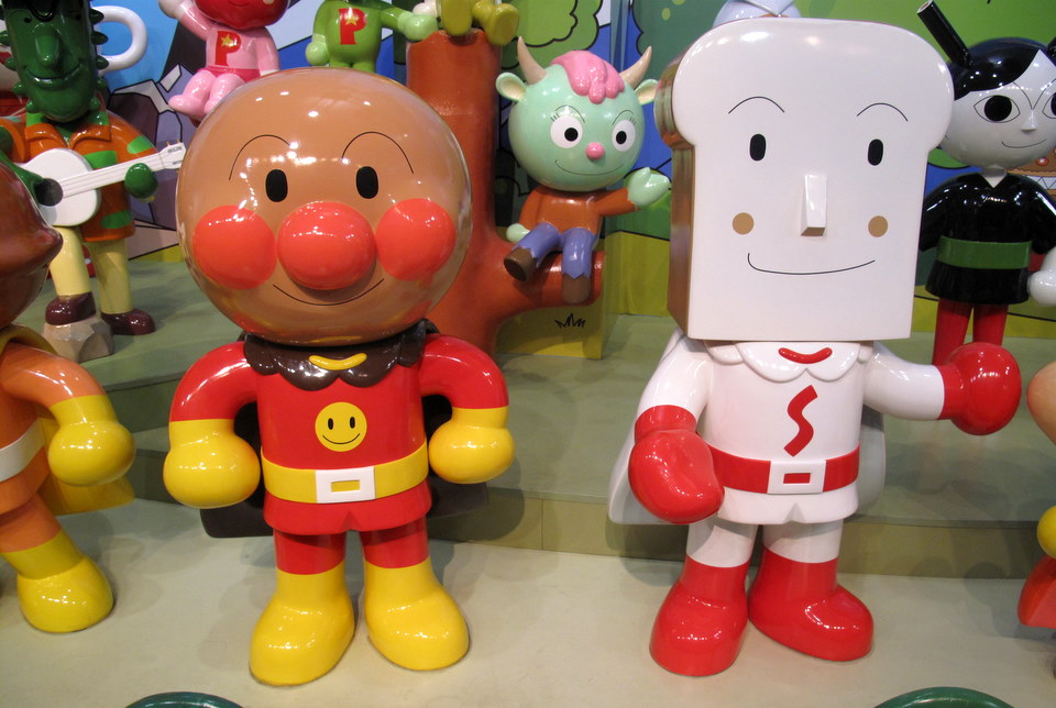 Anpanman on the left, shokupanman on the right.