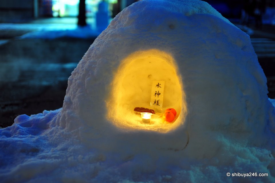 A small kamakura made on the side of the road. The history of the kamakura goes back over 400 years. Originally the snow houses (kamakura) were made as resting places for the Gods.