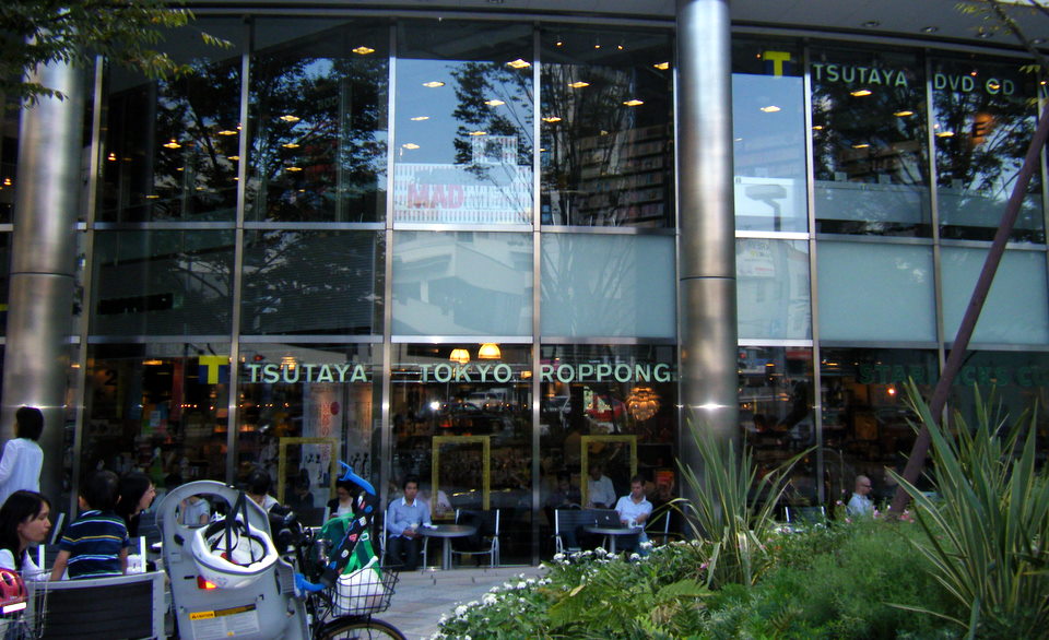 Customers enjoying a coffee at Tsutaya