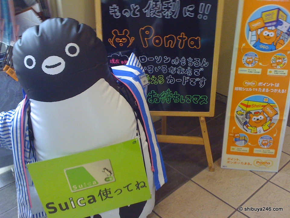 Suica Penguin working for Lawson