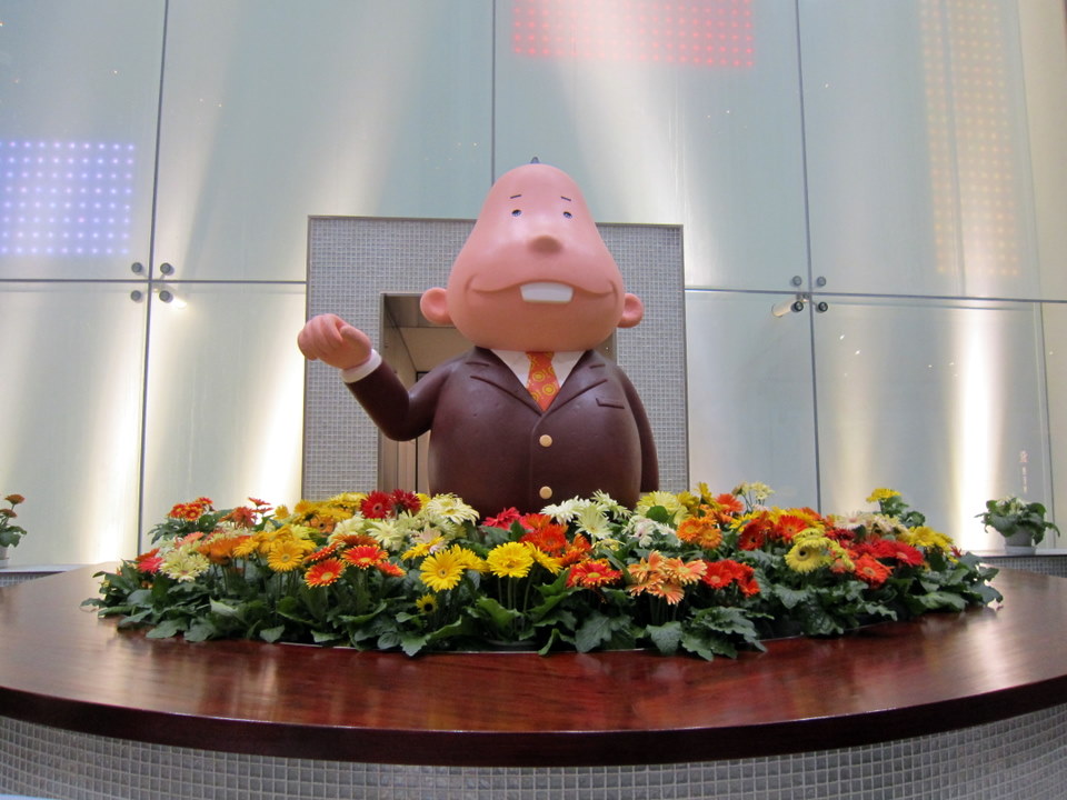 Hama-san who greets everyone entering the Shiodome Building where the Family Mart was located.