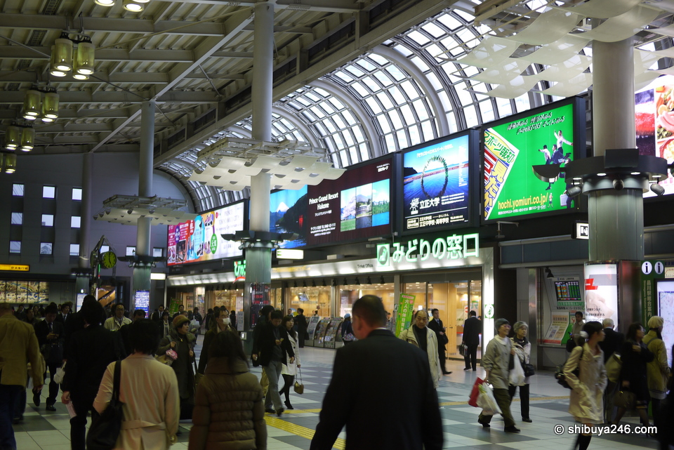 There are already many colorful advertising boards at Shinagwa Station, but an additional 44 large monitor boards just arrived to fill up some space.