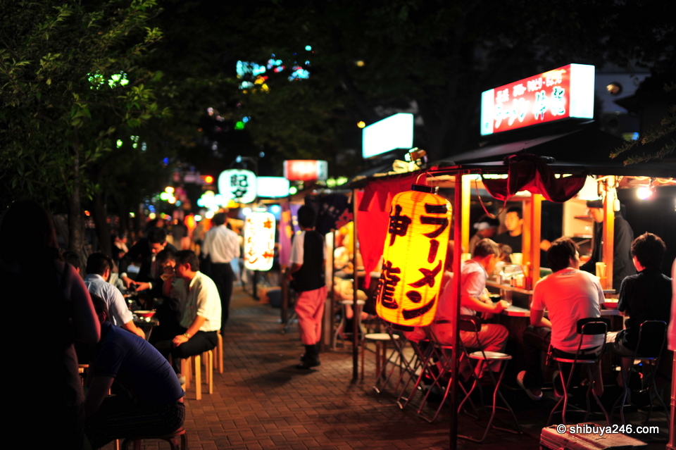 No shortage of customers for ramen and beer on a hot night