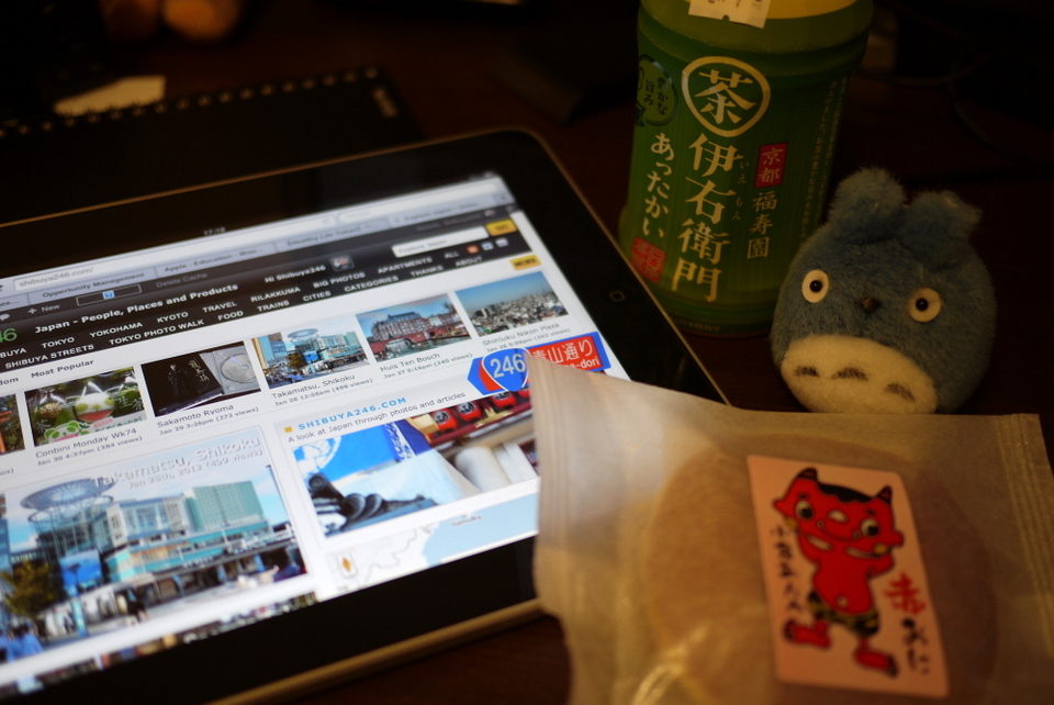 Keeping warm inside with my Fukujuen green tea and a dorayaki
