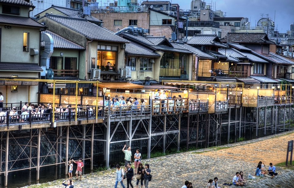 Summer dining on Kamogawa