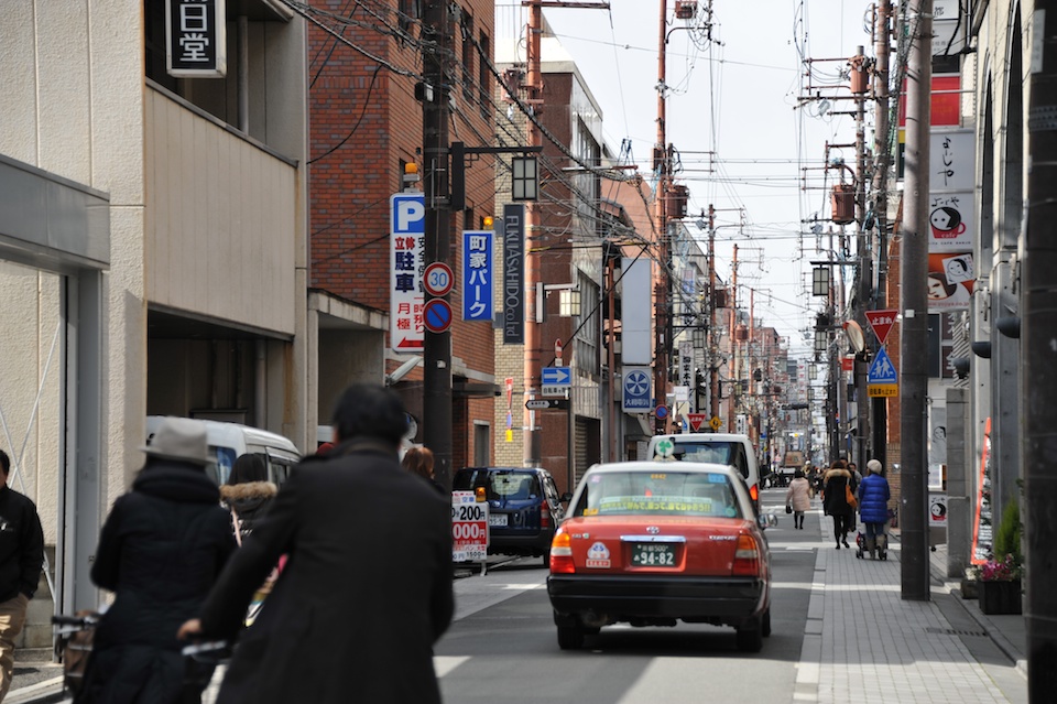 Looking down Sanjo as the wind blows and the snow starts