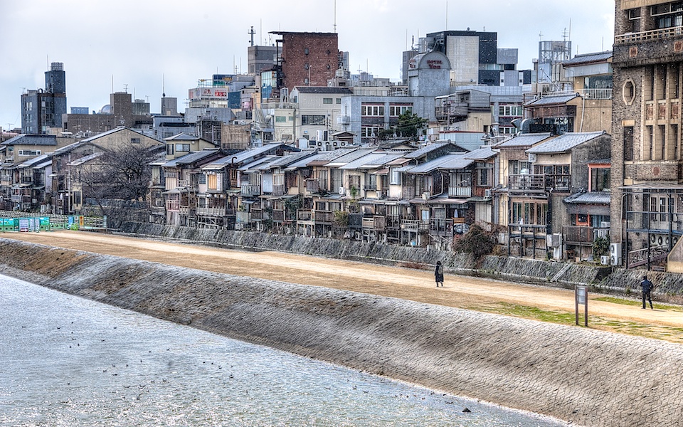 You can see some of the snow flakes in this picture with the backdrop of the Kamogawa banks and old buildings