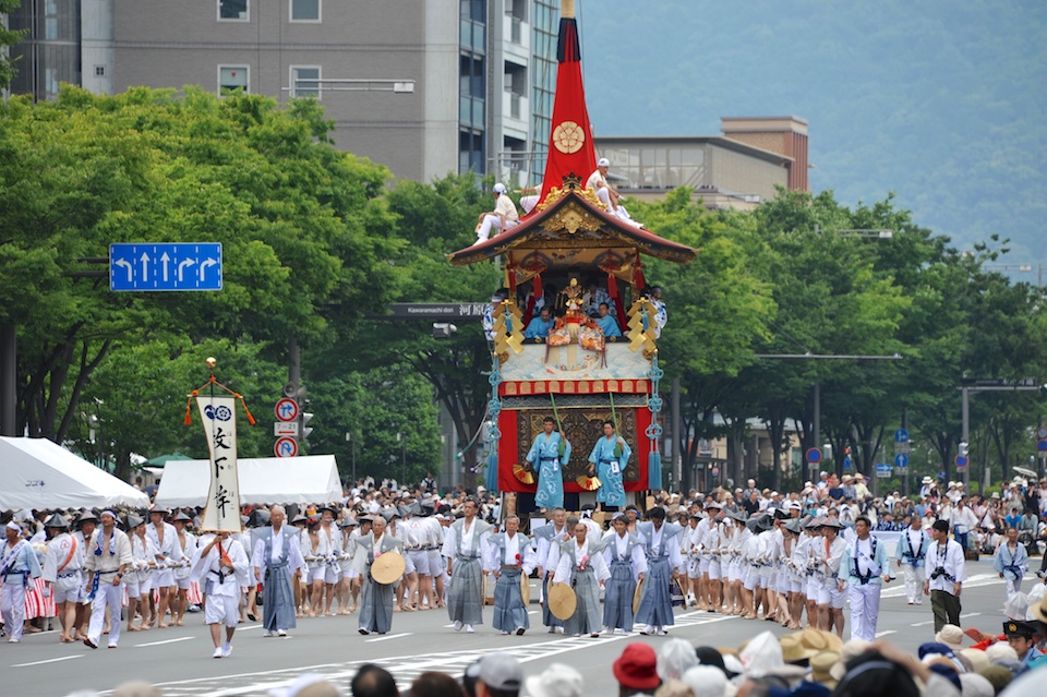 Coming down Oike dori