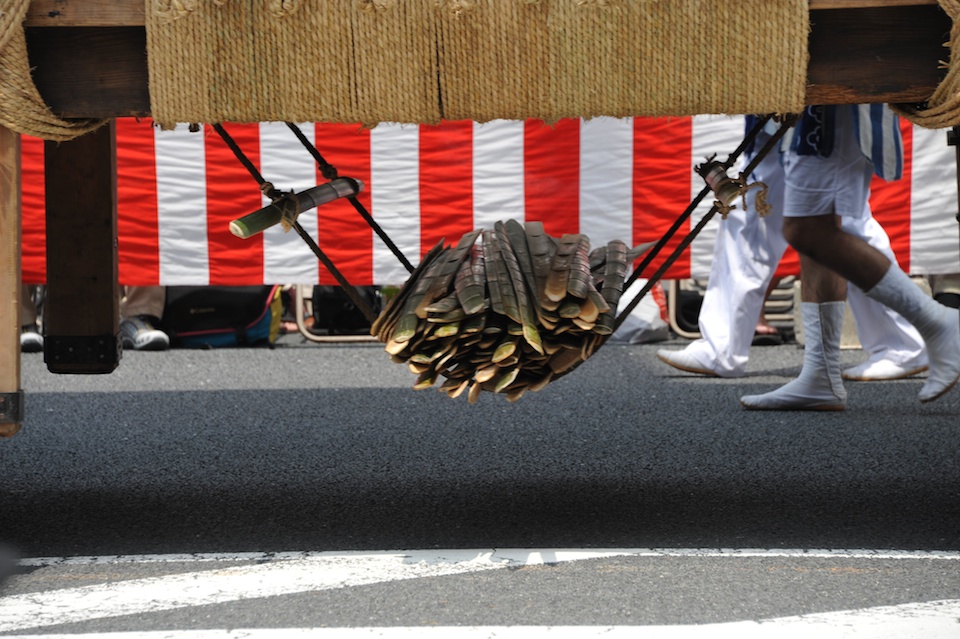 Wooden blades for putting under the wheels when turning the floats