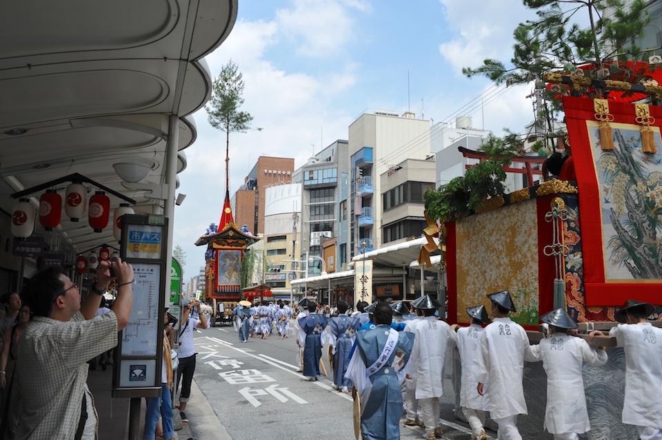Heading towards the turn at Oike dori