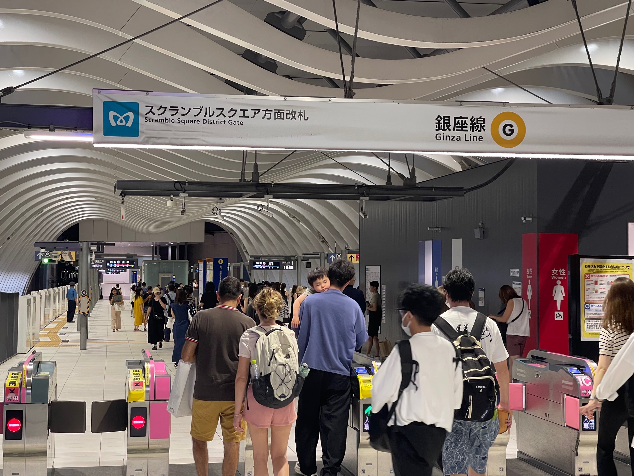 New Waves for Ginza Line Entrance